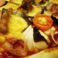 Pizza casera de berenjena, bacon y cherrys