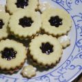 Galletas con mermelada de frambuesa