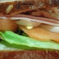 SANDWICH VEGETAL CON PAN CASERO DE CENTENO
