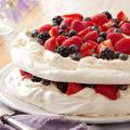 Pavlova en capas con bayas