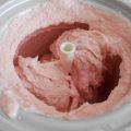 Helado de yogurt y fresa con la heladera