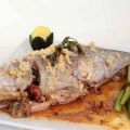BESUGO AL HORNO CON ALMENDRAS Y CHAMPIÑONES