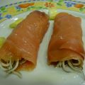 Rollitos de salmón con gulas al ajillo