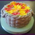 Tarta cesta de flores y galletitas iguales