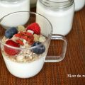 Yogur con muesli de avena y frutos rojos