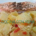 Salmón con guarnición de patatas a lo pobre, en[...]
