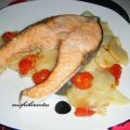 Salmón con cama de patatas al horno