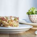 TIMBAL DE TOMATE Y AGUACATE CON BONITO Y HUEVO