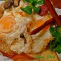 Huevos con chorizo, patatas y setas.