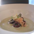 Ajo blanco de pistacho con cerezas y foie