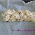 Trenza de pan con semillas y pasas. Sobre el[...]