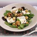 ENSALADA DE QUESO DE CABRA, NUECES Y PICATOSTES