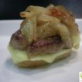 PINTXO DE IBERICO CON CEBOLLA CARAMELIZADA