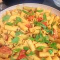 PASTA CON TOMATE, QUESO FETA Y ALBAHACA