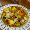 PATATAS GUISADAS CON ALMEJAS Y GUISANTES.