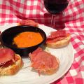 Tapa de jamón ibérico con salsa de tomates, ajo[...]