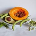 Timbal de calabaza, habas y aguacate