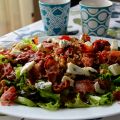 Ensalada con gorgonzola, bacon y pera tostada