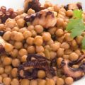 Guiso de garbanzos con pulpo