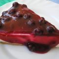 Tarta de queso con mermelada de grosella negra