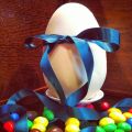 HUEVO DE CHOCOLATE BLANCO Y M&M's