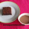 BROWNIE SIN HARINA CON SALSA DE CHOCOLATE