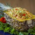 Arroz frito con piña