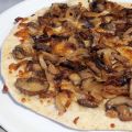Pizza de cebolla caramelizada y champiñones
