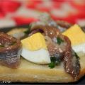 Montadito de anchoa con cebollita francesa y[...]