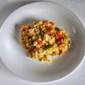 Arroz con verduras, gambas, anacardos y especias