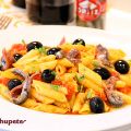 Macarrones con salsa de tomate, anchoas y[...]