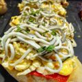 Pincho de revuelto con gulas y pimiento rojo
