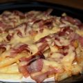 Bacon and cheese fries (Patatas fritas con[...]