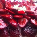 Tarta de hojaldre con nata y fresas
