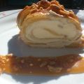 Rollo relleno de crema al caramelo