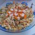 Ensalada marinera de pasta con salsa de yogur a[...]