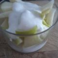 Yogurt con manzana en vasito