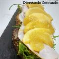 Tostada con brotes tiernos, rulo de queso,[...]