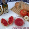Tosta de pan con tomate y Aceites Oliva Oro