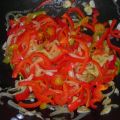 Guarnición de pimientos rojos y cebolla