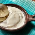 Salsa de yogur, ajo y pepinos agridulces.
