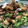 Ensalada con foie, pollo y piñones