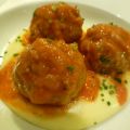 Albóndigas con tomate y puré de patata