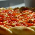 TARTA DE TOMATE, QUESO, AJO ASADO y ACEITE NEGRO