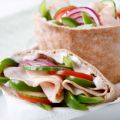 Sándwiches de pan pita con pavo y verduras