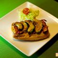 Pizzeta de pollo indi, aguacate y emmetal