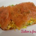 Tosta de salmón ahumado con huevo