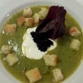 Crema de calabacín e isla de queso cremoso con[...]