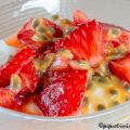 Fresas con yogur y fruta de la pasión
