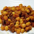Garbanzos con chorizo y jamón serrano.